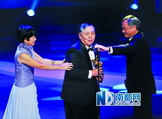 2010年，李安、张艾嘉为徐立功颁发终身成就奖。