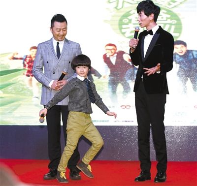 天天不改顽皮性格，在郭涛和张亮两位老爸发言时即兴跳舞。新京报记者 郭延冰 摄