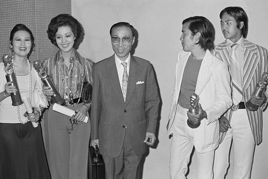 　　1973年，邵逸夫（左三）迎接在亚洲影展上获奖的邵氏演员们。右二是姜大卫、右一是狄龙，他们都凭借张彻导演