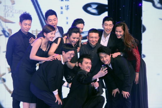 冯绍峰与演员台上自拍