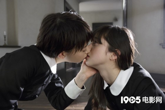 《零～ZERO》曝禁断剧照 日本美少女同性激吻(图1)