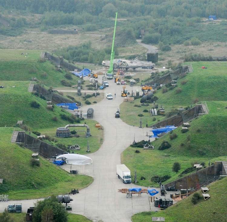 《星战7》千年隼片场再被拍 空军基地正面曝光 X翼战斗机近距离照(图6)