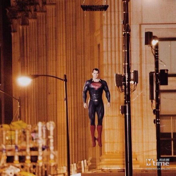 ＂蝙蝠侠VS超人＂最新片场照曝光 超人怀抱亚当斯上演英雄救美(图3)