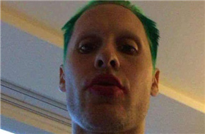 杰瑞德·莱托玩自拍 晒《自杀小队》小丑绿色头发