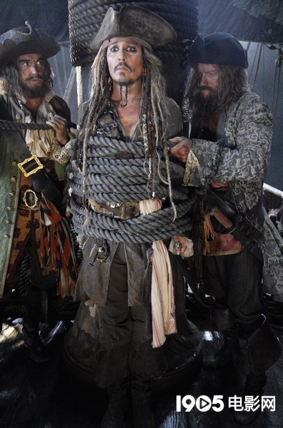 《加勒比海盗5》曝首张剧照 船长德普惨被劫持