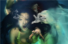 《恐怖游泳馆》发定档海报 水下摄影技术手段还原水下鬼境
