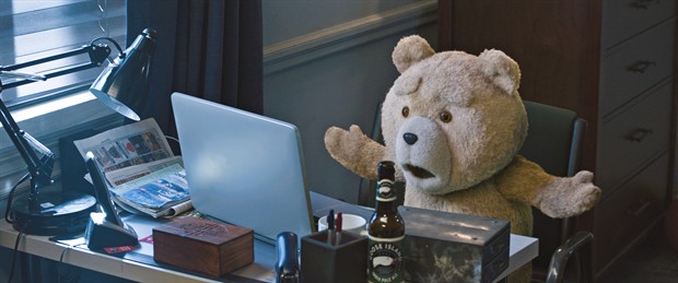 《泰迪熊2》曝全新加长版预告 泰迪又来限制级耍宝(图1)