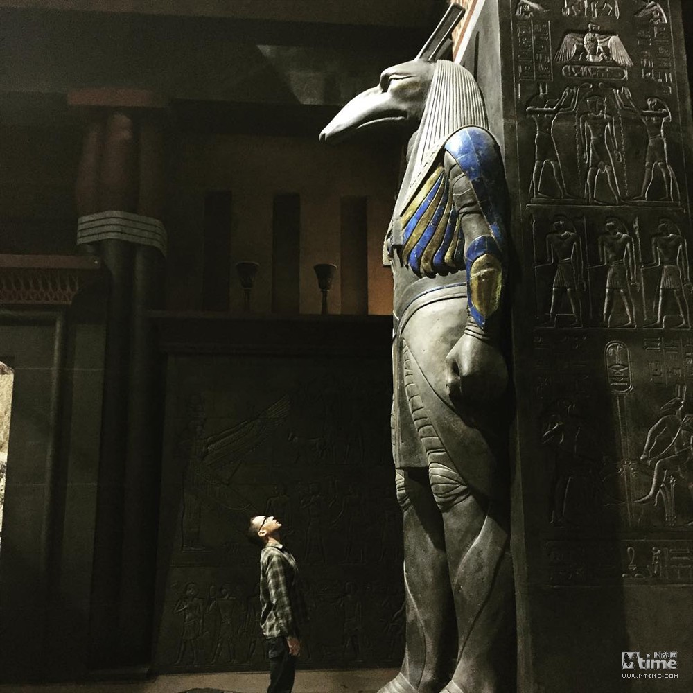 《X战警：天启》幕后照 导演仰望古埃及神像 或涉及天启身世(图1)