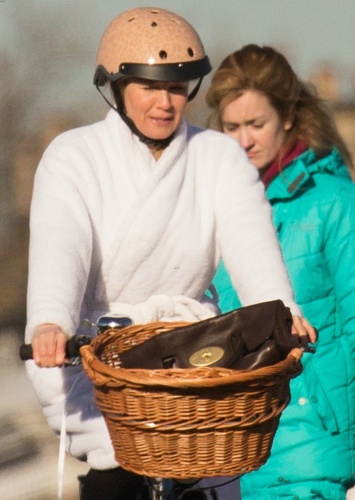 《BJ单身日记3》新片场照 “BJ”穿浴袍骑自行车(图3)