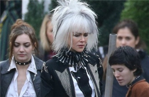 《派对把妹秘诀》片场照 妮可·基德曼顶爆炸头变银发