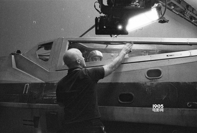 《星球大战8》再曝黑白片场照 黑武士、X翼战机亮相(图2)