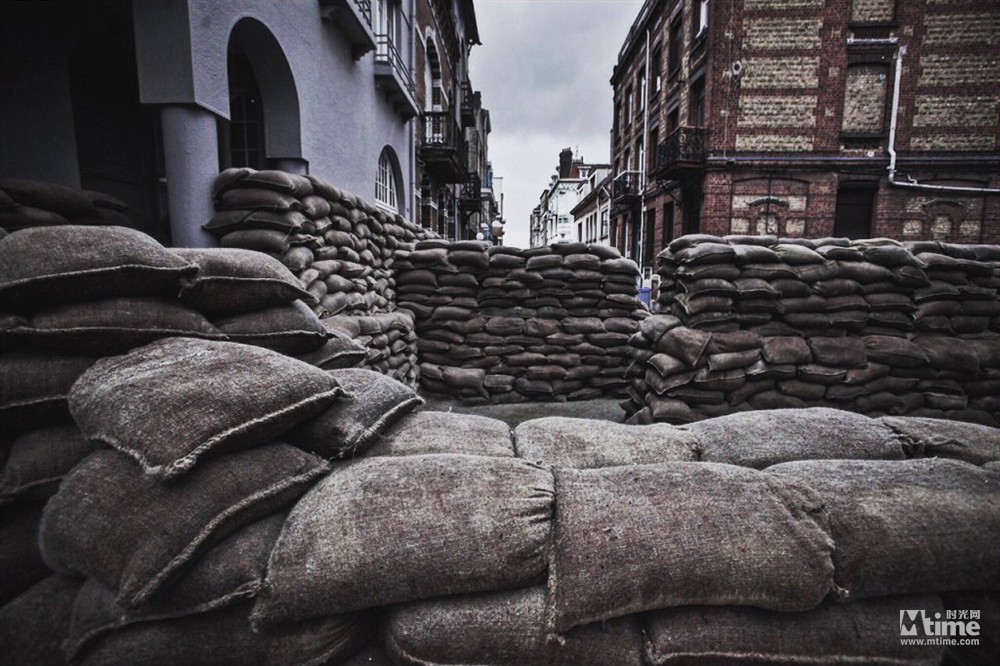 诺兰《敦刻尔克》首曝片场照 沙袋堆成战壕 二战“士兵”沙滩摆位(图2)