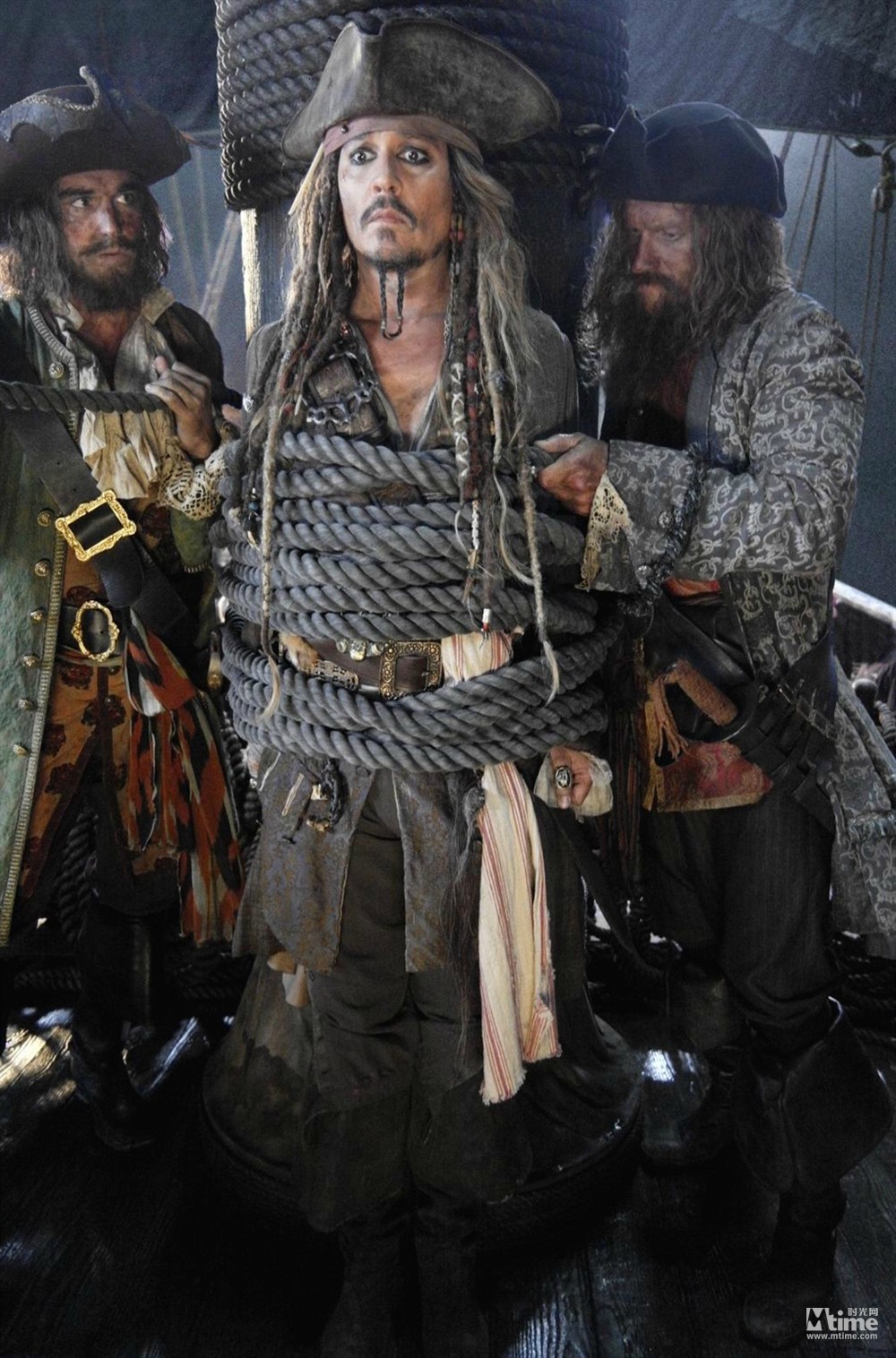 《加勒比海盗5》曝最新片场照 杰克船长聚集海盗开大会(图3)