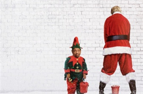 《圣诞坏公公2》曝海报 ＂坏蛋＂松顿背对镜头小便