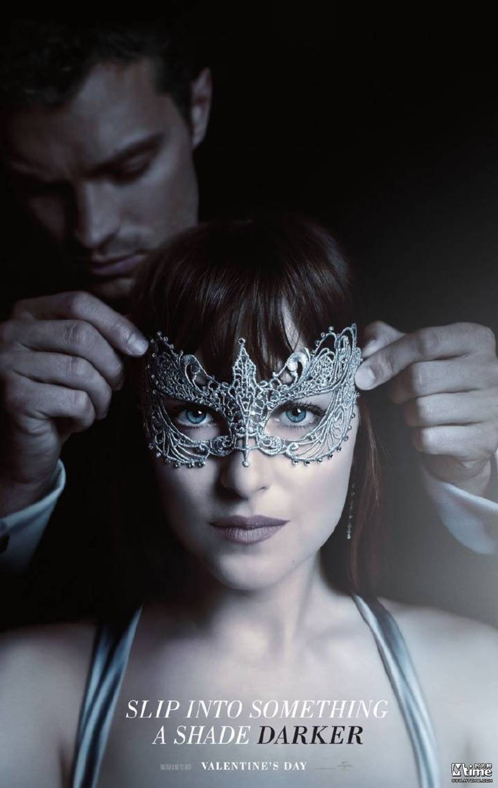 《五十度黑》发布新款海报 霸道总裁为女主戴上面具(图1)