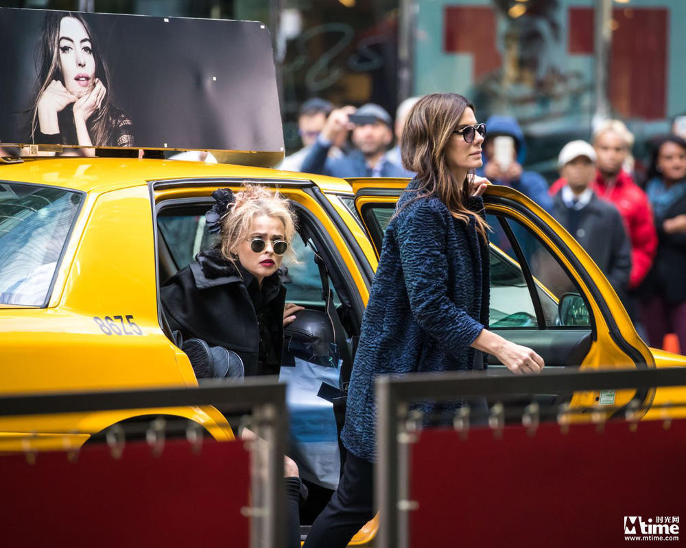 蕾哈娜亮相《八大罗汉》片场 安妮海瑟薇“惊现”出租车顶(图1)