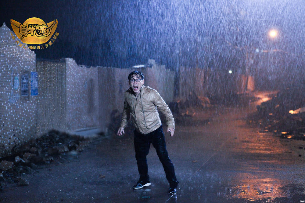 六小龄童演《财迷》拒用替身抠图 淋雨攀岩遭浪击(图1)