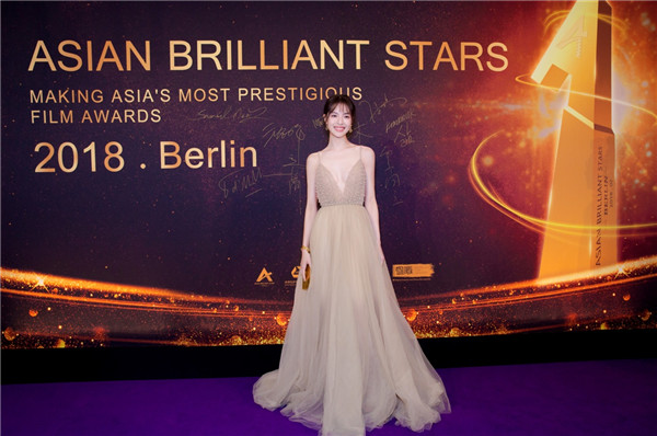 “亚洲璀璨之星”七项大奖柏林颁发，中国电影《芳华》成最大赢家(图2)