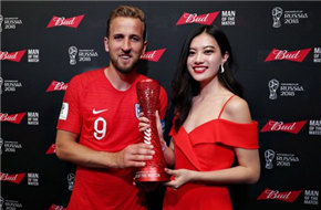 中国小姐相杨为世界杯颁奖本场最佳球员