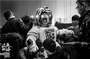 《流浪地球》曝预告 吴京首演宇航员助力中国科幻