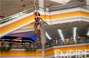 DC大片《神奇女侠2》发布新剧照 女侠在购物中心大显身手