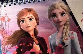 《冰雪奇缘2》艾莎&安娜新造型曝光 迪士尼发布俄罗斯版年历