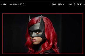 《蝙蝠女侠》第二季造型曝光 猩红骑士制服全公开