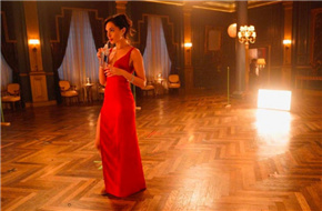 《红色通缉令》发布新幕后照 盖尔·加朵红裙美艳